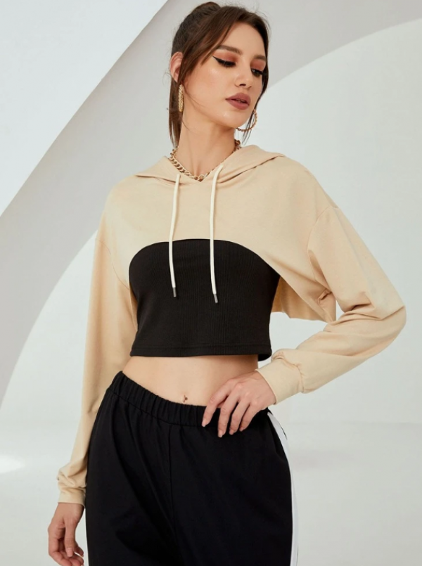 Atasan hoodie dengan tali serut